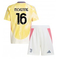 Camiseta Juventus Weston McKennie #16 Visitante Equipación para niños 2024-25 manga corta (+ pantalones cortos)